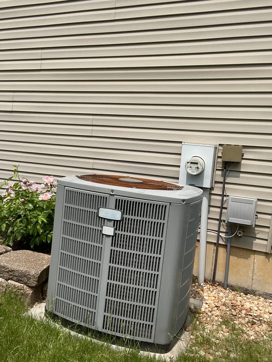 Outdoor air conditioner before replacement in Lake St. Louis, Missouri.